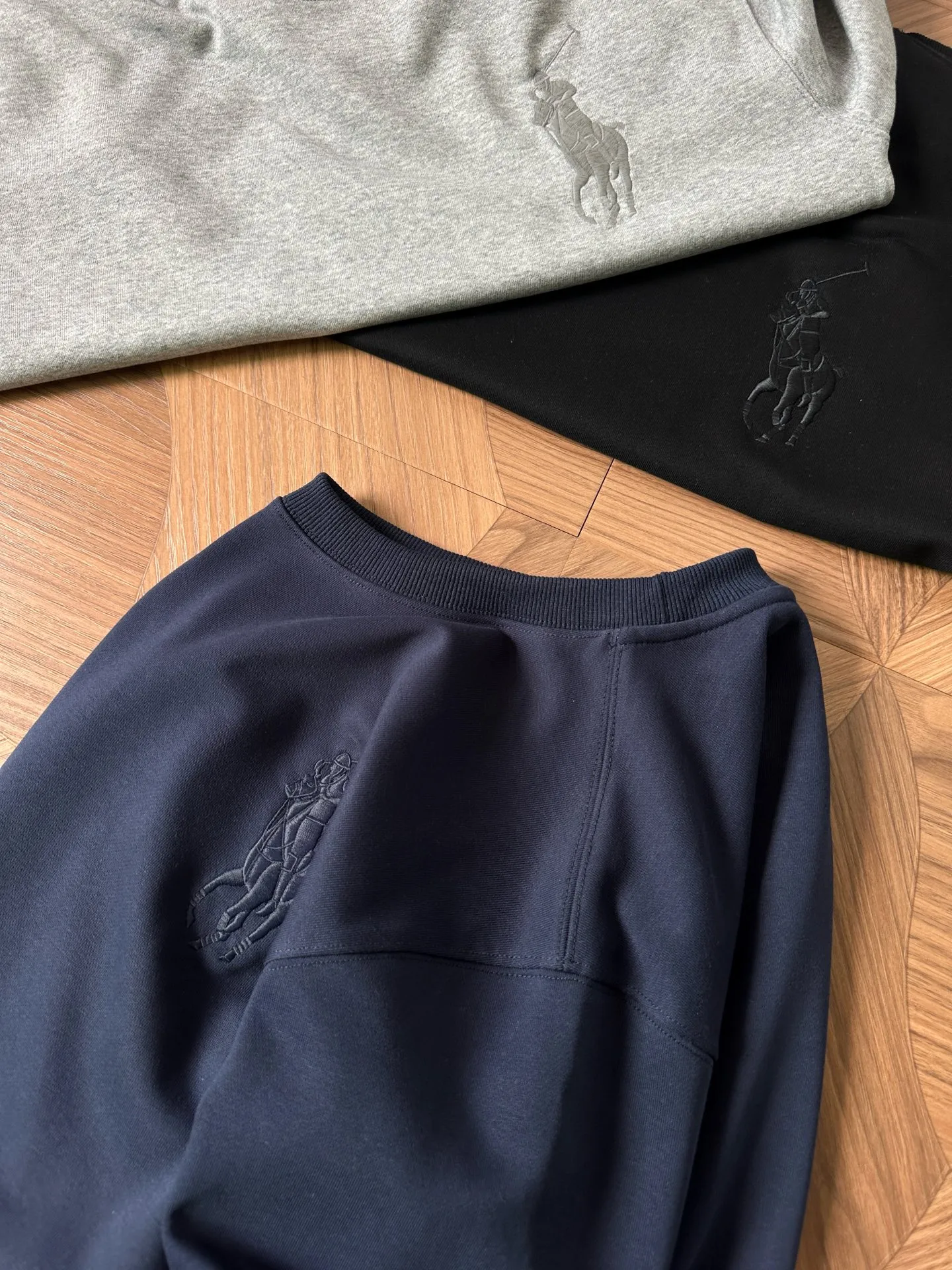 P210 Style No.: RL019] RalphLauren/Ralph Lauren 2025 new autumn and winter bear embroidered terry sweatshirt in the same color. Ralph Lauren’s age-reducing item. The coat fabric is made of 60% cotton➕40% polyester. It not only retains the softness, comfort and breathability of cotton, but also adds the wear resistance and wrinkle resistance of polyester fiber, making the clothes more durable and easy to care for. Even in slightly cooler weather, you won't feel stuffy when wearing it. This kind of fabric has a natural crisp feel and is not easy to pill or deform. The bear embroidery on the chest is the same color as the fabric. The color is full, full of three-dimensionality, and lifelike, adding a bit of liveliness and interest to the whole sweatshirt. There is no pressure to dress, regardless of age or gender. Complete accessories! Color: navy, black, floral gray Size: S-xL S shoulder width 53 bust 110 length 67 sleeve length 58 M shoulder width 54 bust 114 length 69 sleeve length 59 L shoulder width 55 bust 118 length 71 sleeve length 60 xL shoulder width 56 bust 122 length 73 sleeve length 61